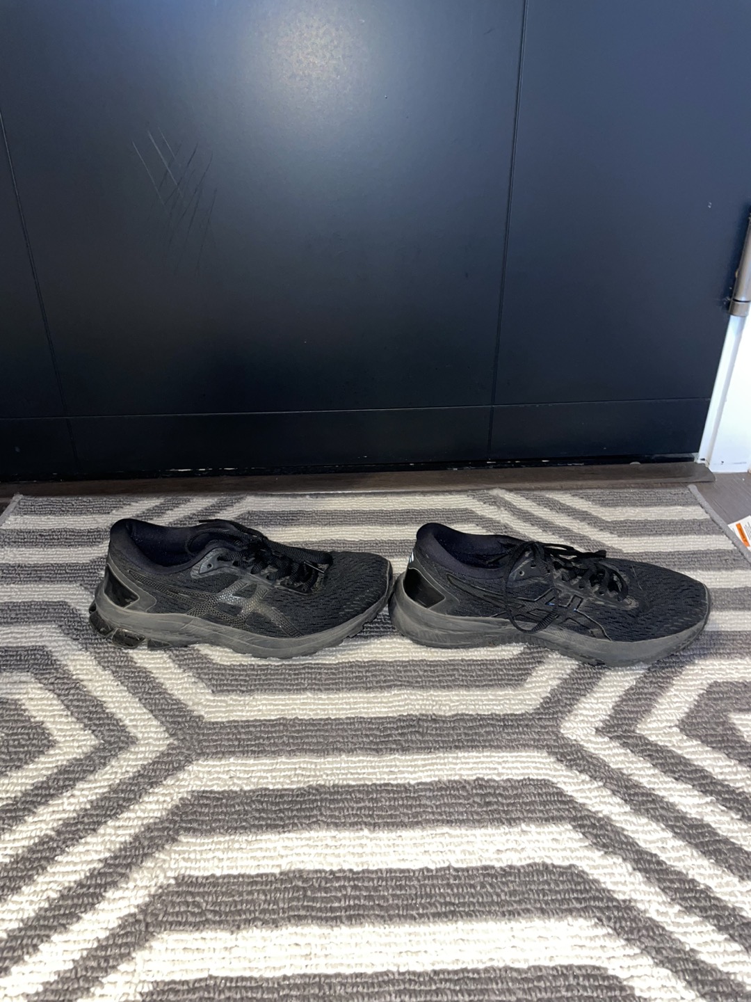 #freecycle black ASICS running shoes - photo 2