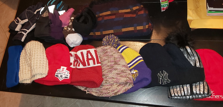 8 Winter hats plus gloves & scarf🎁