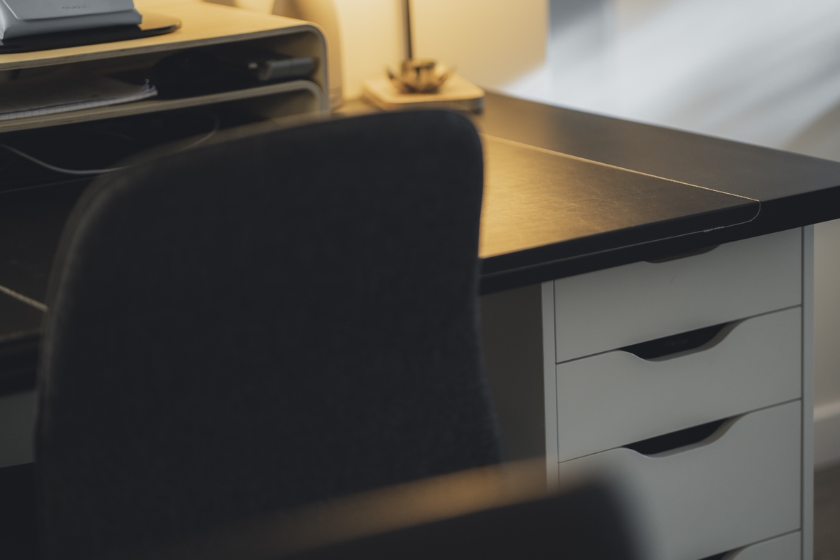 Desk - photo 2