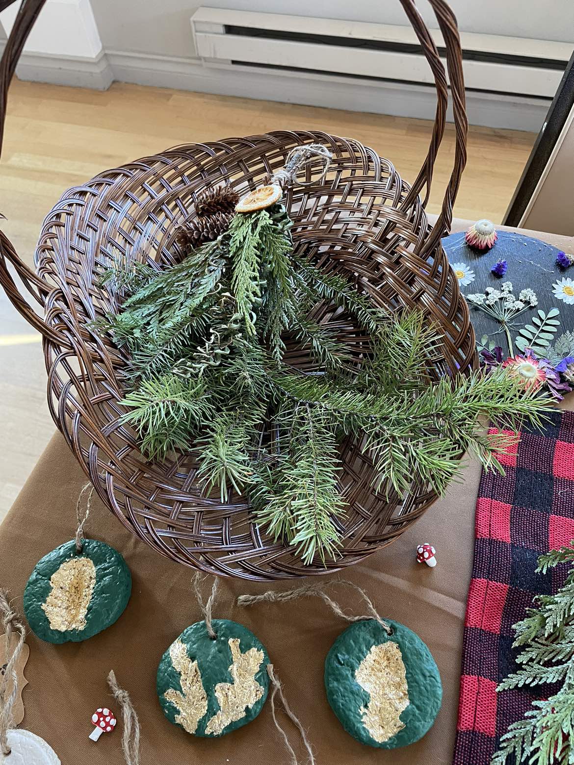 Medium Hanging Garland image indicator(3)