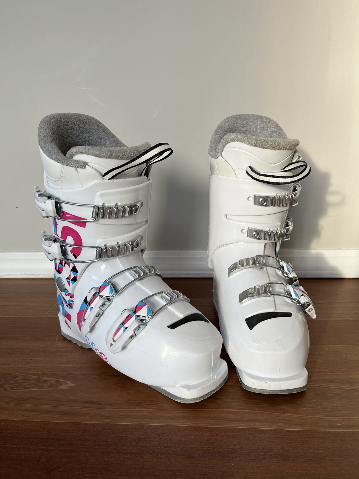 Rossi girl’s ski boots size 23.5 image indicator(4)