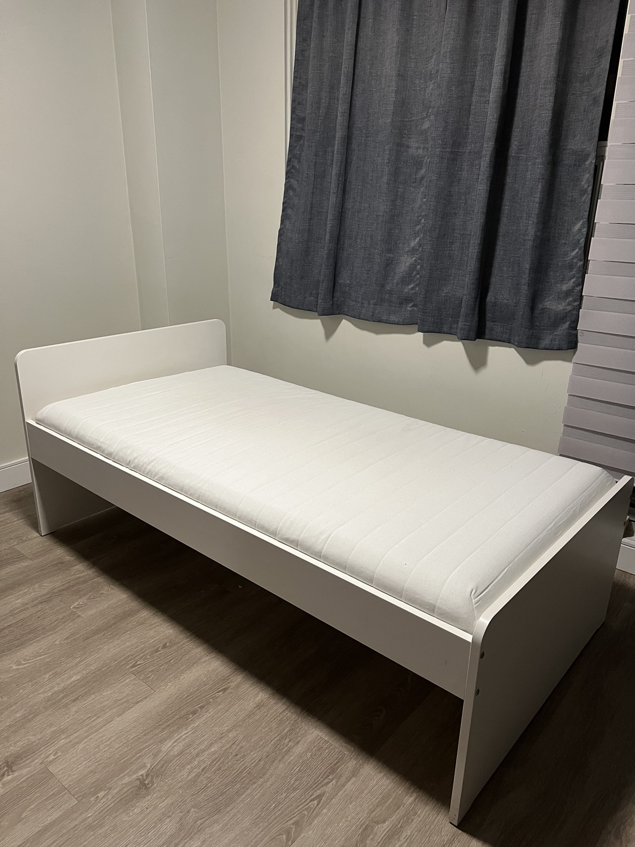 Ikea twin bed frame with mattress - photo 3