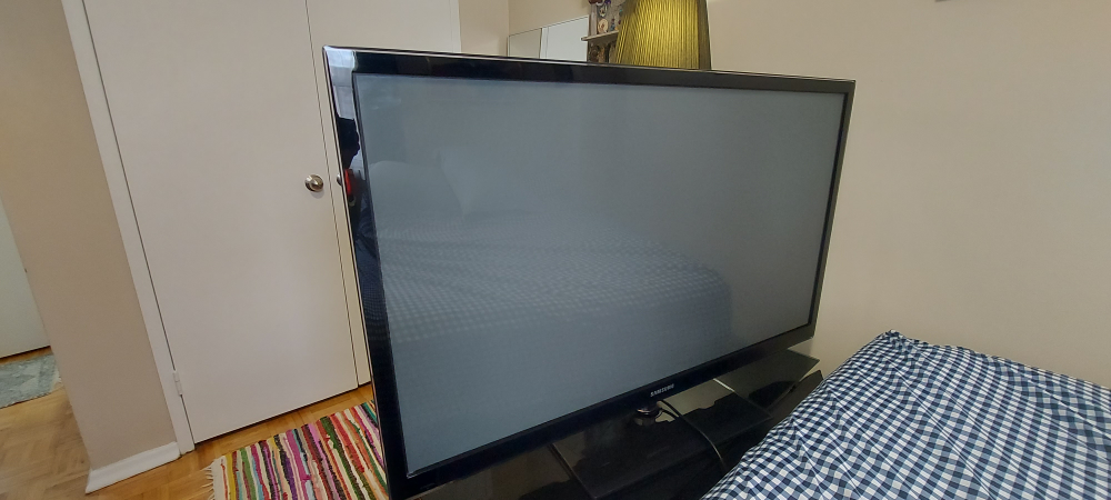 Samsung 51" 1080 p Smart TV (+ TV Stand) thumbnail