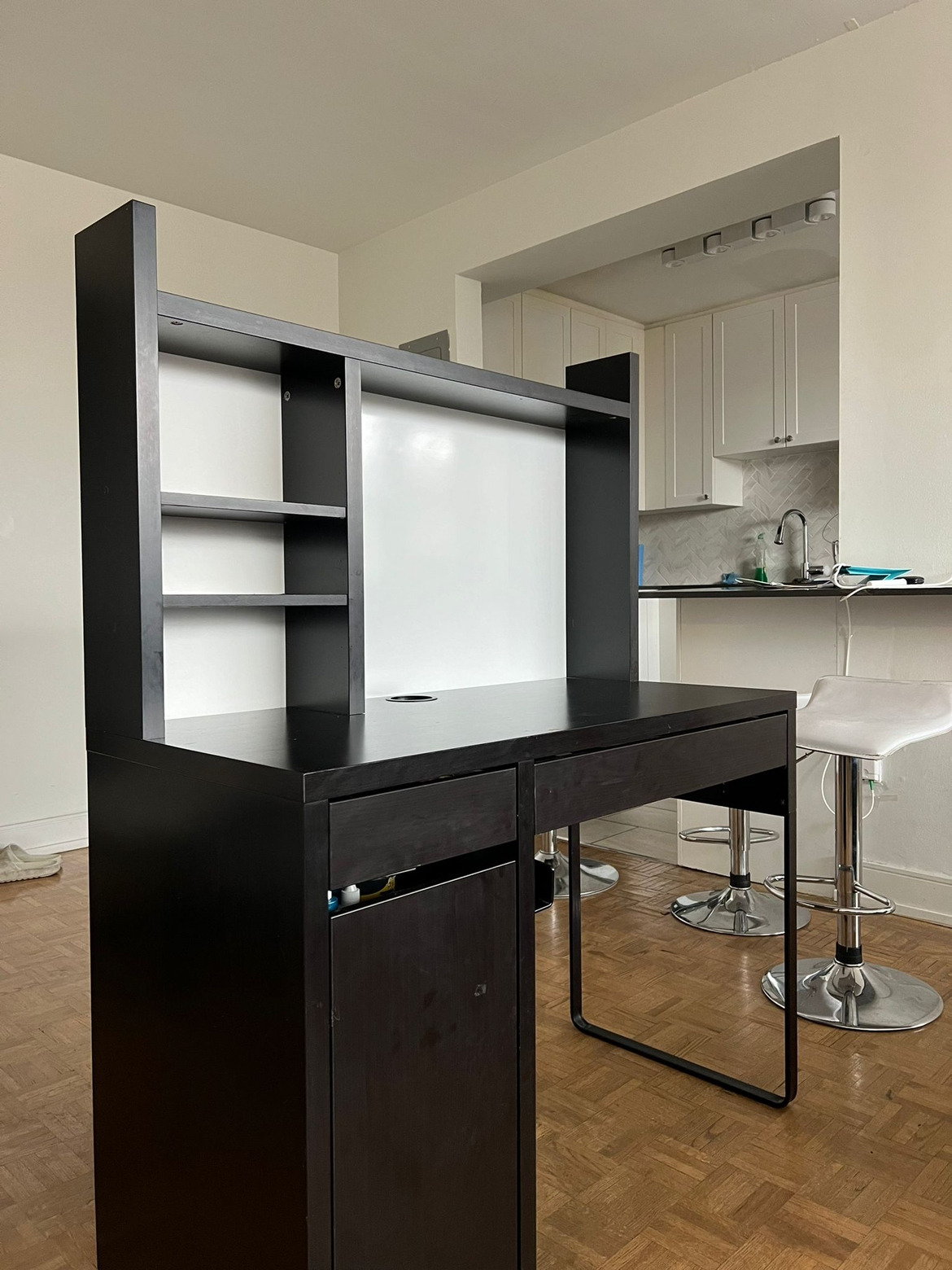 Black-brown desk / table