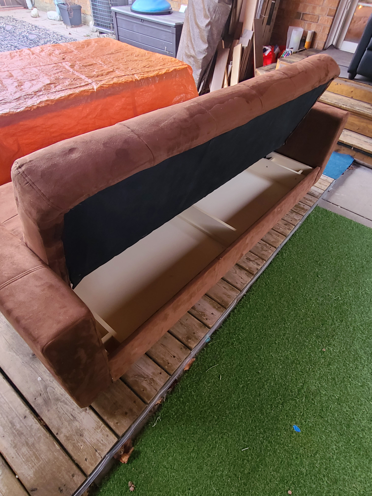 🇨🇦 3 seater couch/ sofa bed with storage and  FREE DELIVERY - photo 4