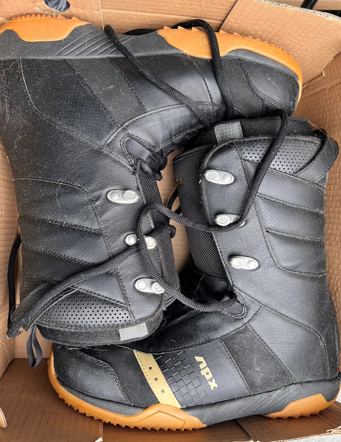 Snowboard boots thumbnail