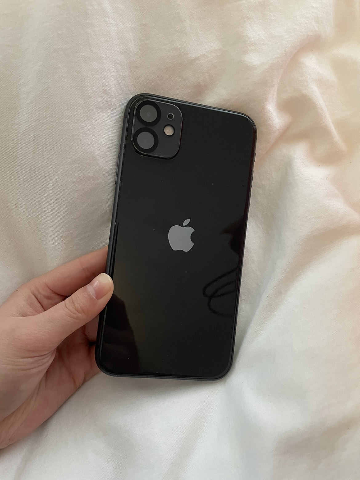 iPhone black  11 128 GB image indicator(3)