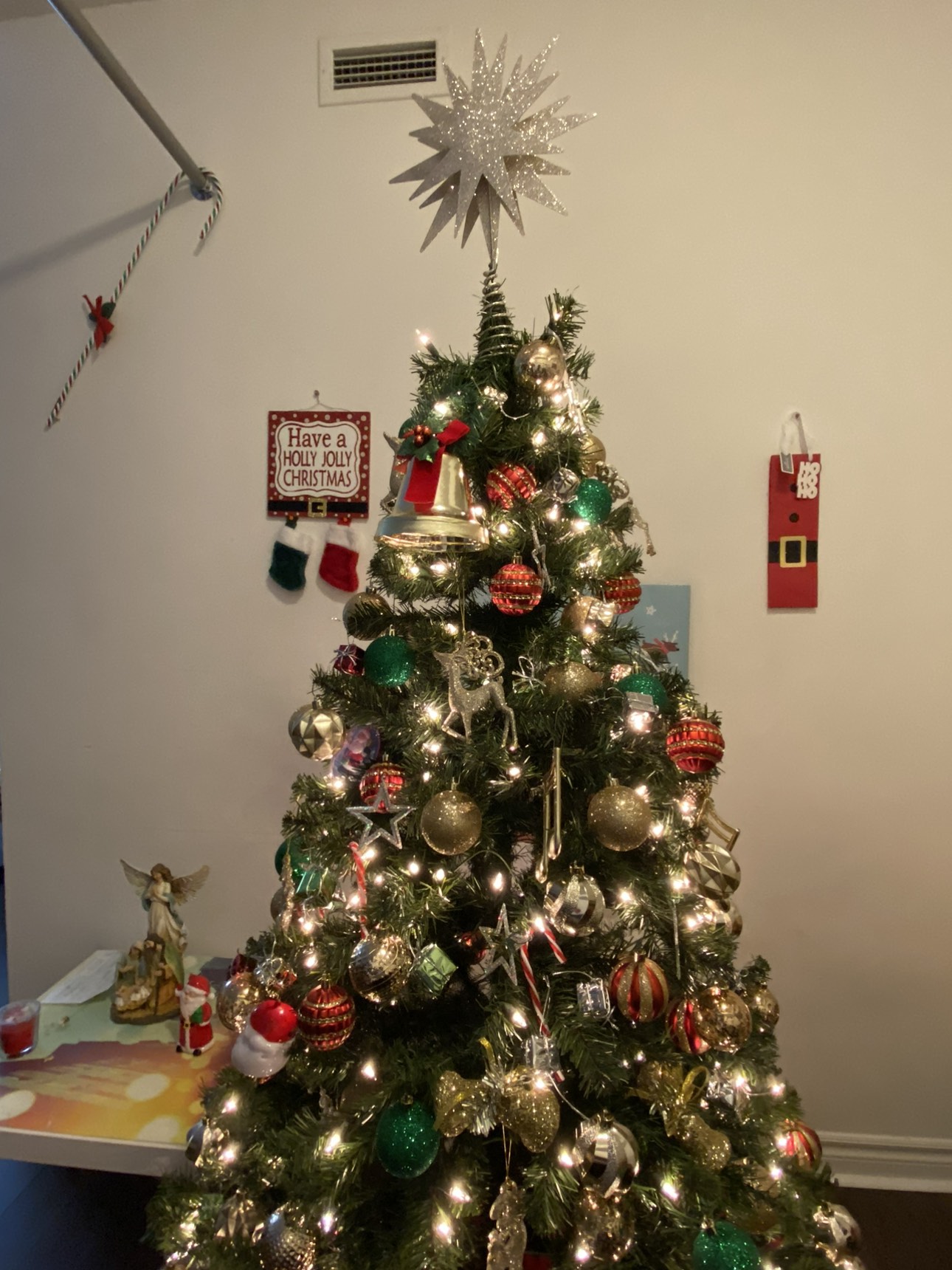 Christmas tree - 6ft Pre-Lit(No ornaments included)