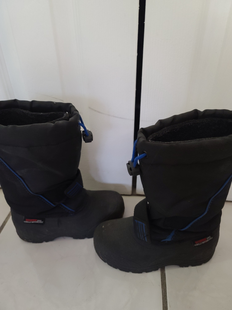Kids winter boots - Unused - Size 12 thumbnail