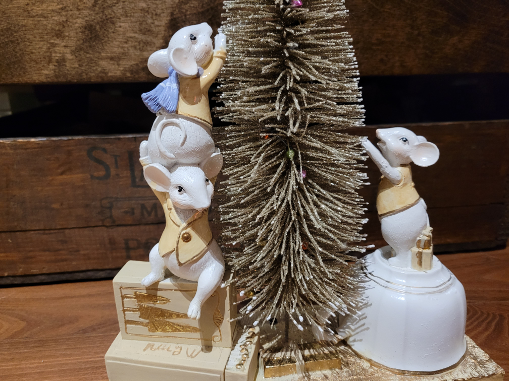 Adorable Christmas decoration. Excellent condition thumbnail