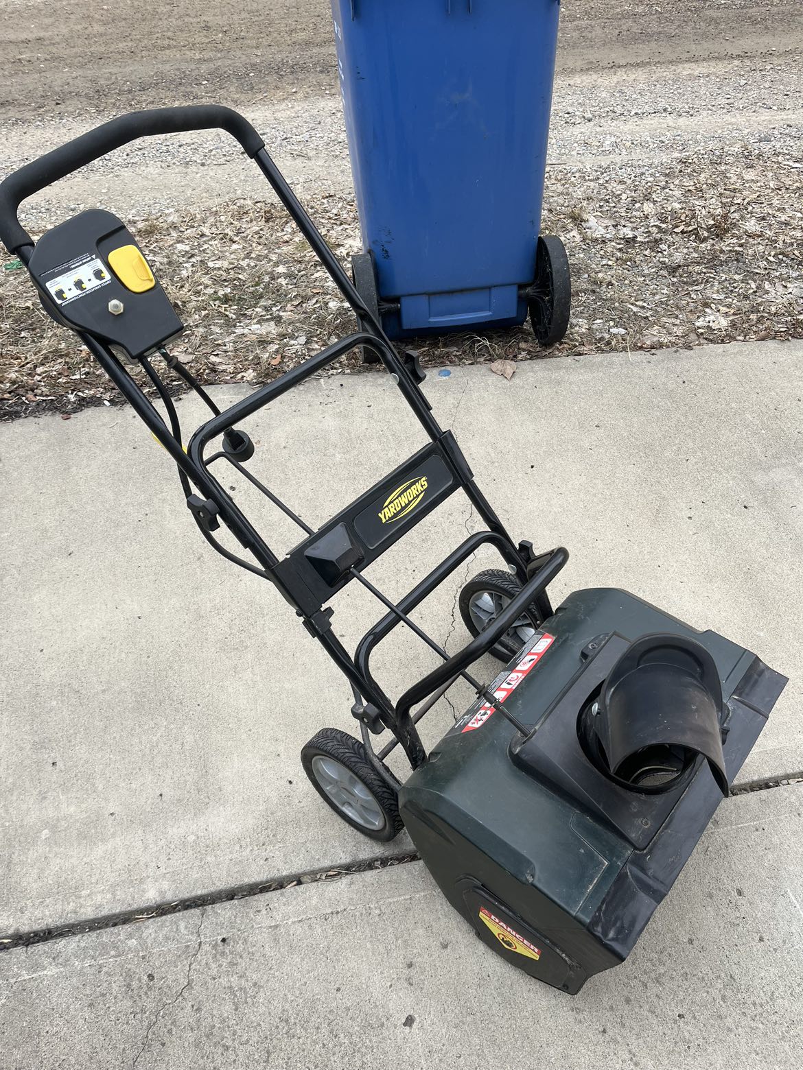 Yardworks electric snow blower 18”