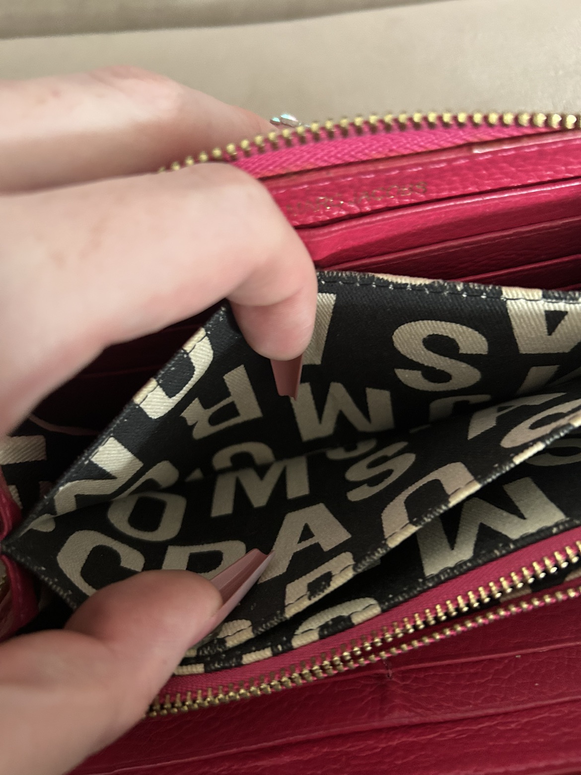 Marc Jacob’s Wallet image indicator(4)