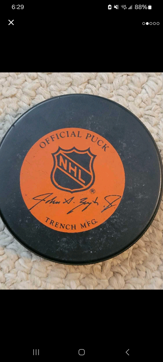 Official NHL game puck 1980s Washington Capitals image indicator(2)