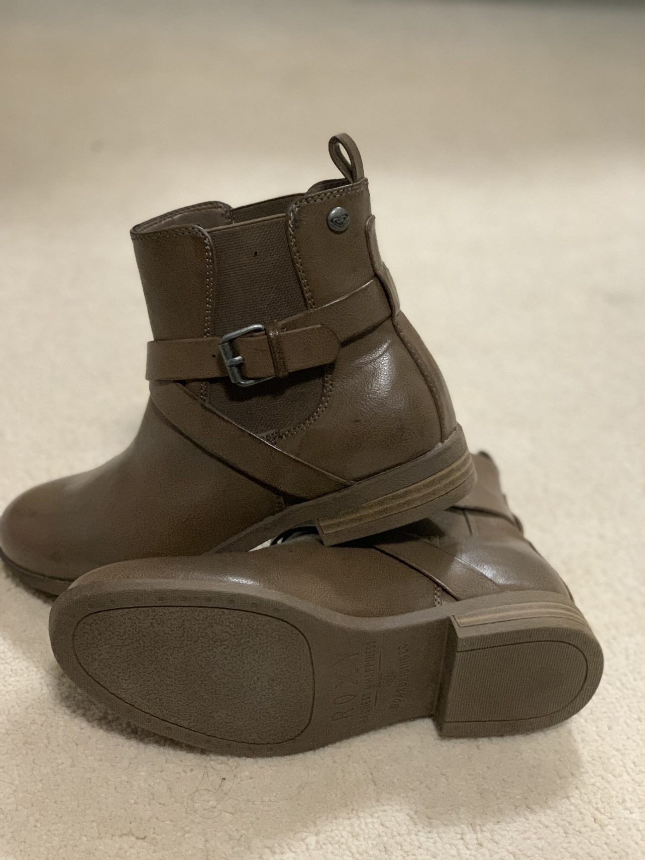 Brand-new Roxy shoes, size 6 image indicator(3)