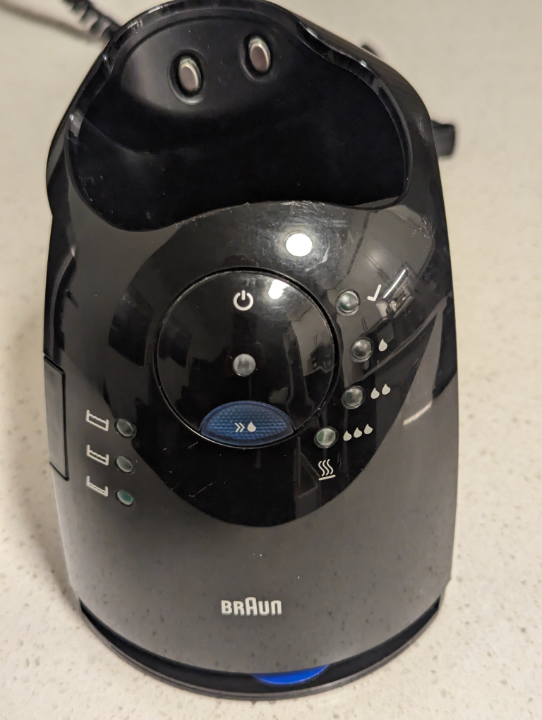 Braun Series 7 charging/ cleaning base, 1 new solution, cord