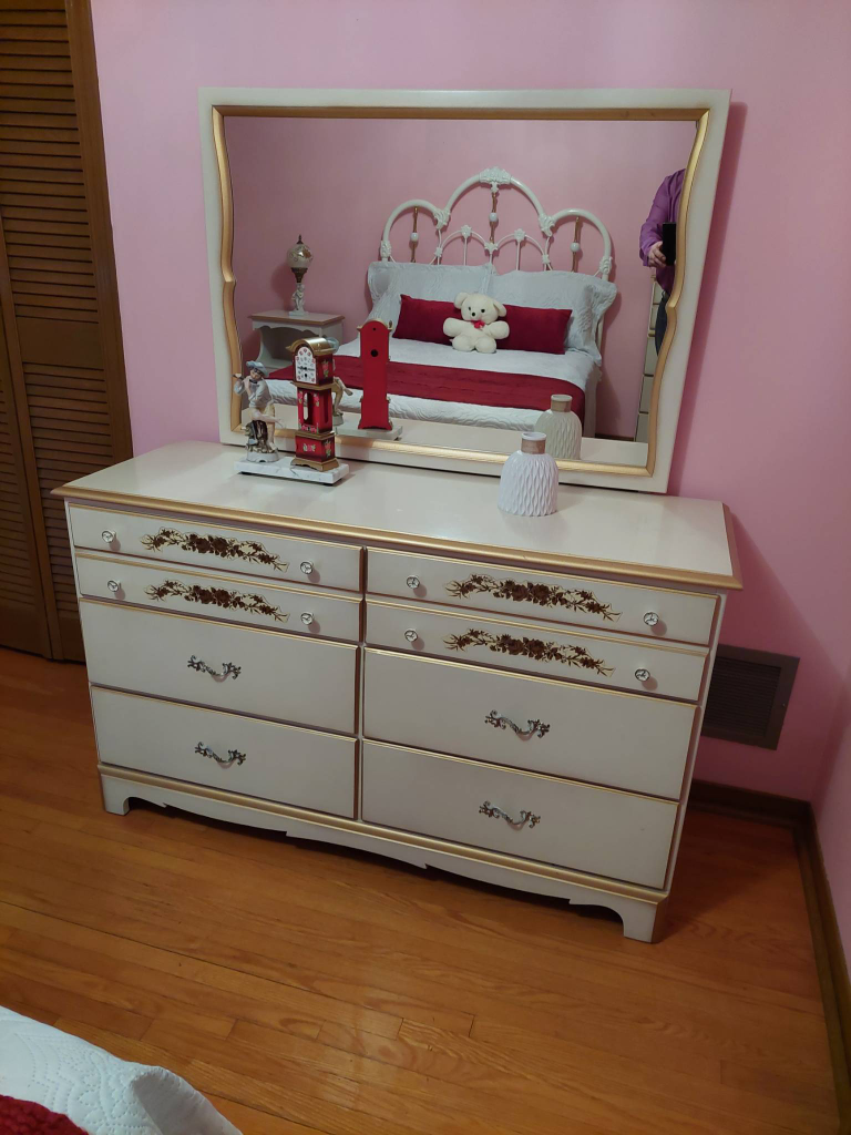 3 Piece  Vintage Bedroom Set thumbnail