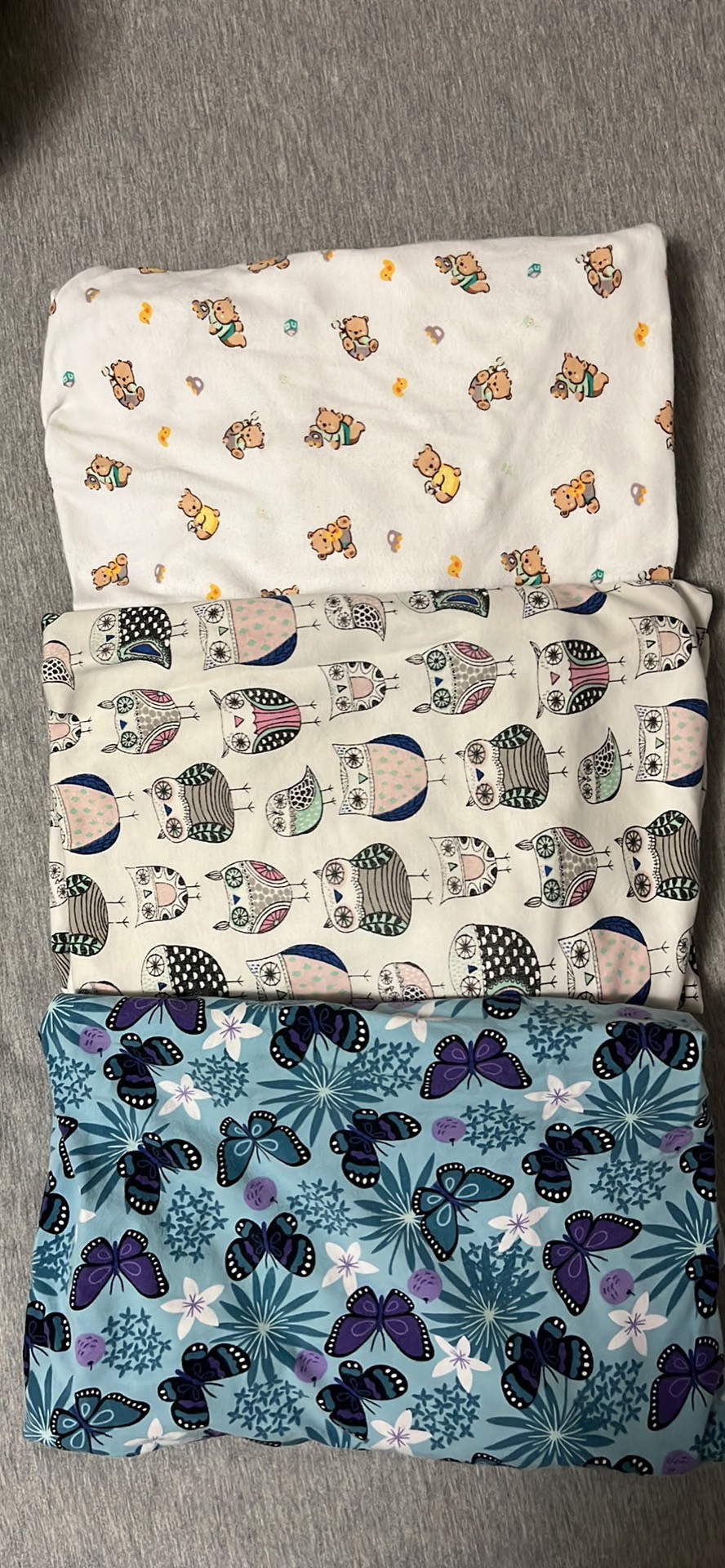 Crib bumper regular size + 3 crib sheets - photo 2