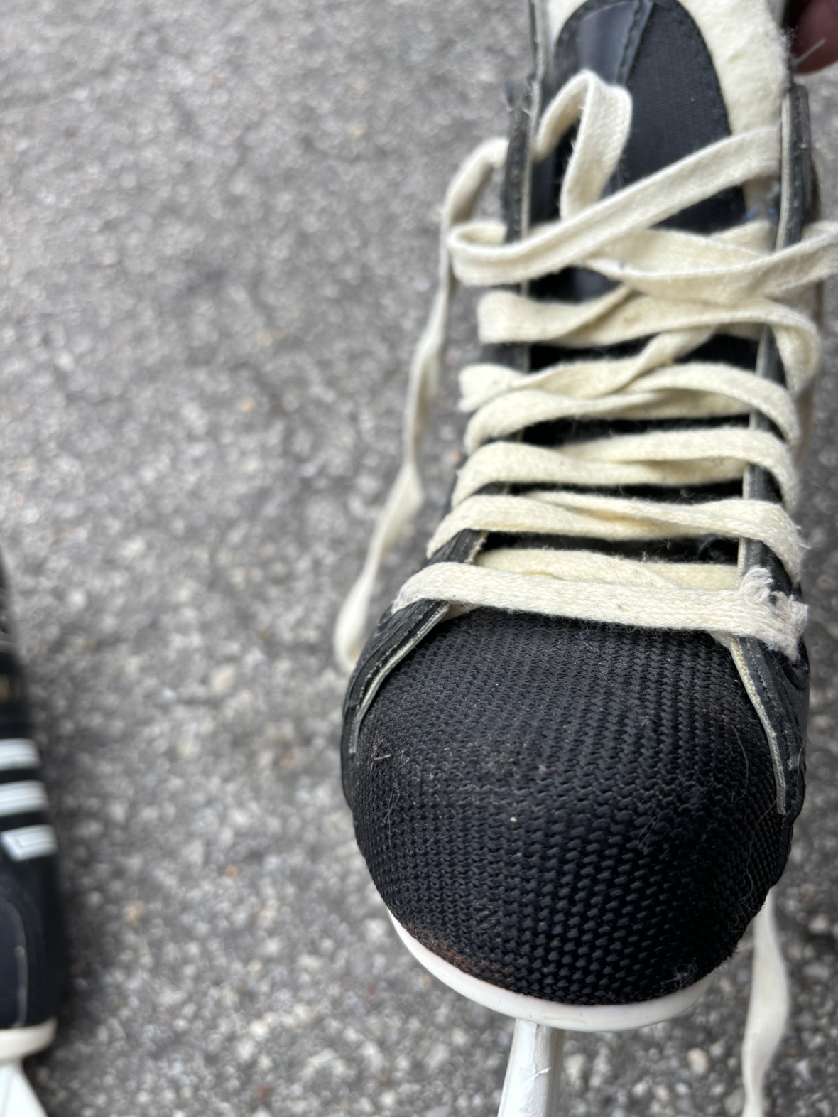 Size 2 skates- tournament -935 - photo 2
