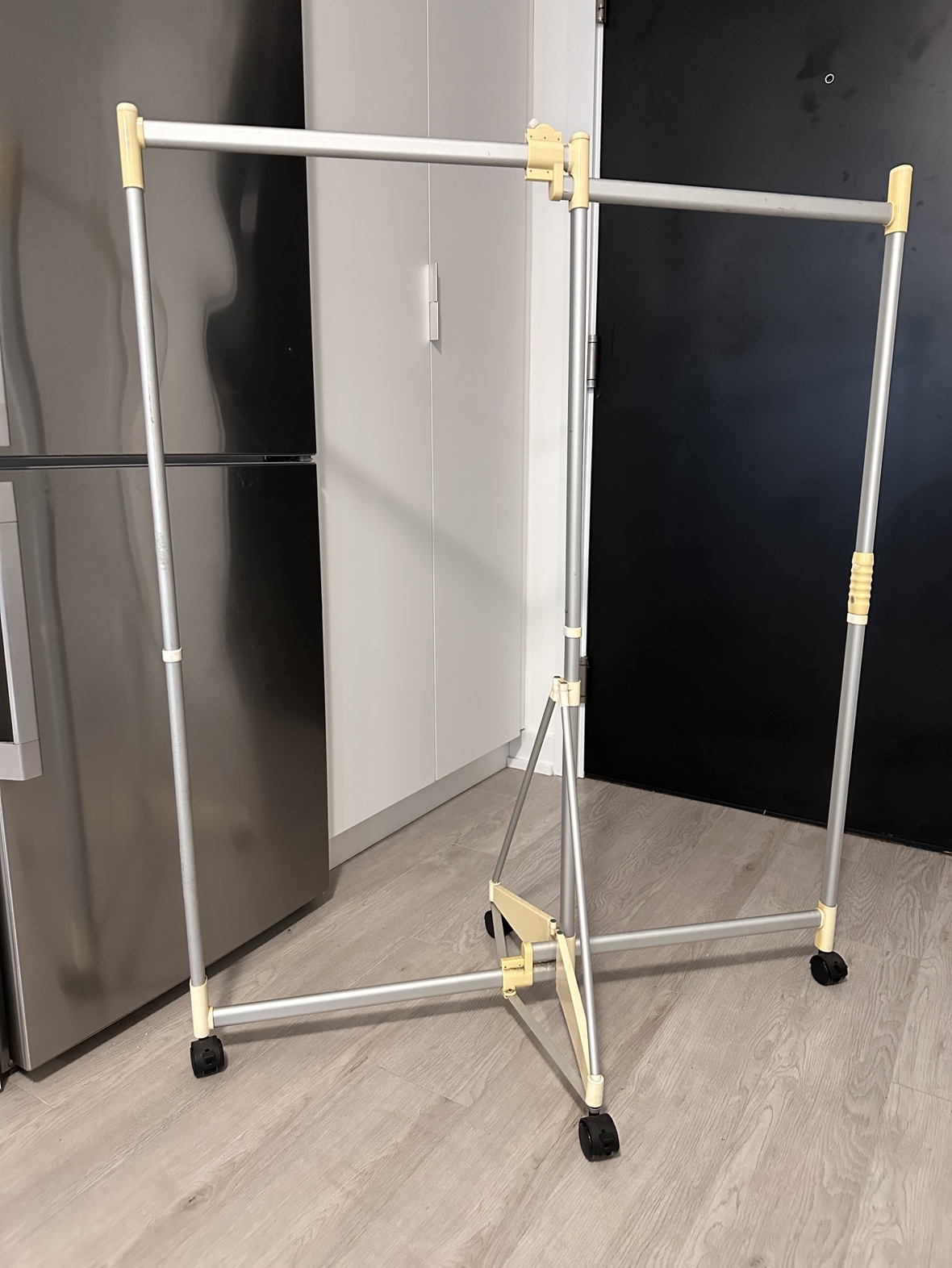 Clothes hanger (expandable and moveable)