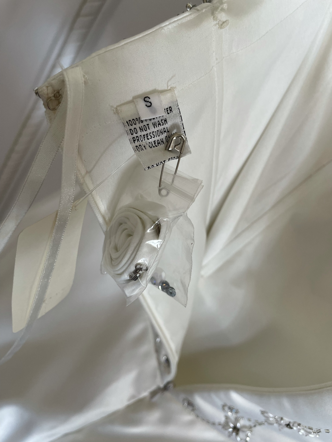 White Wedding Dress image indicator(3)