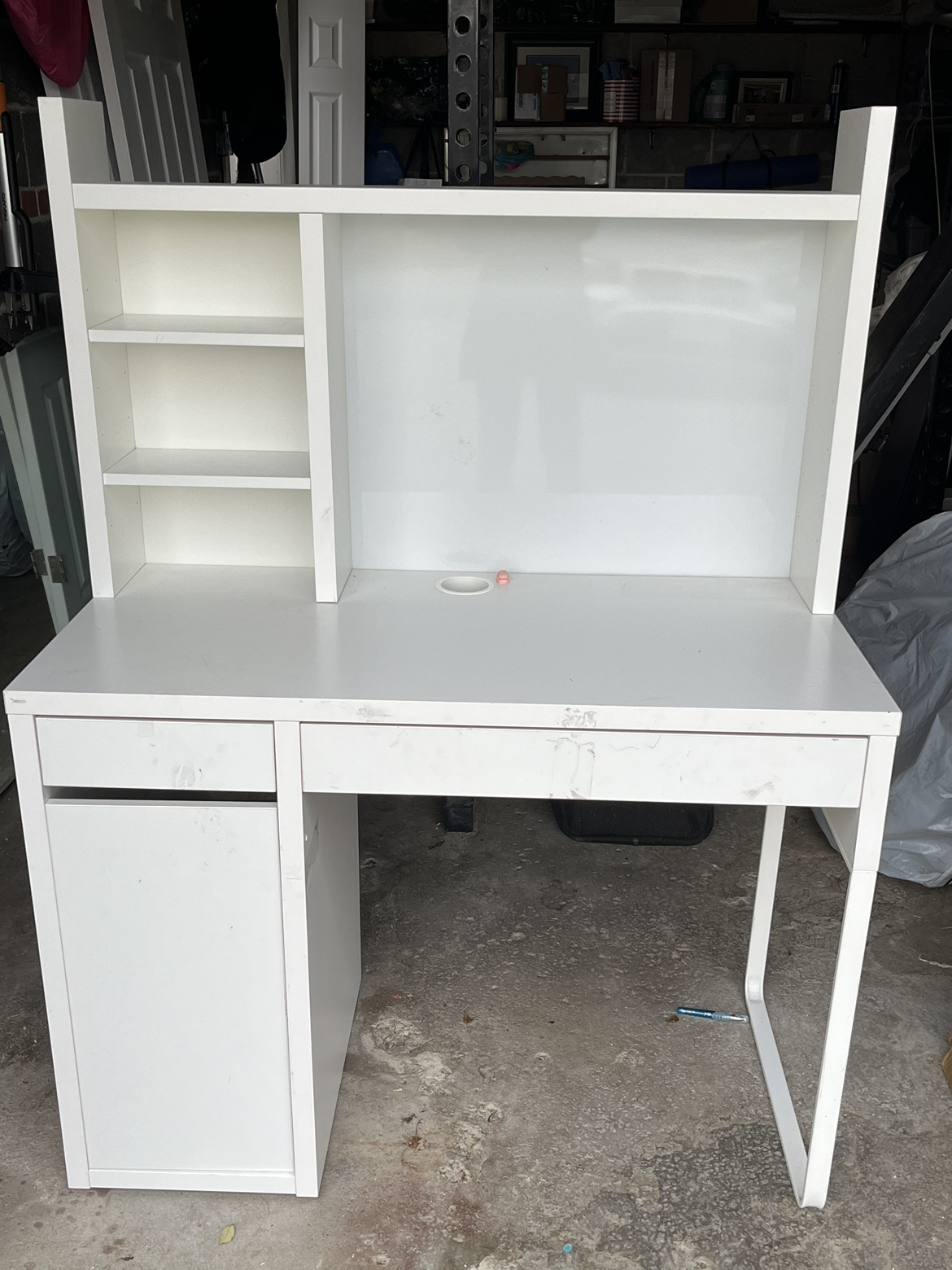 Micke Desk with hutch image indicator(2)