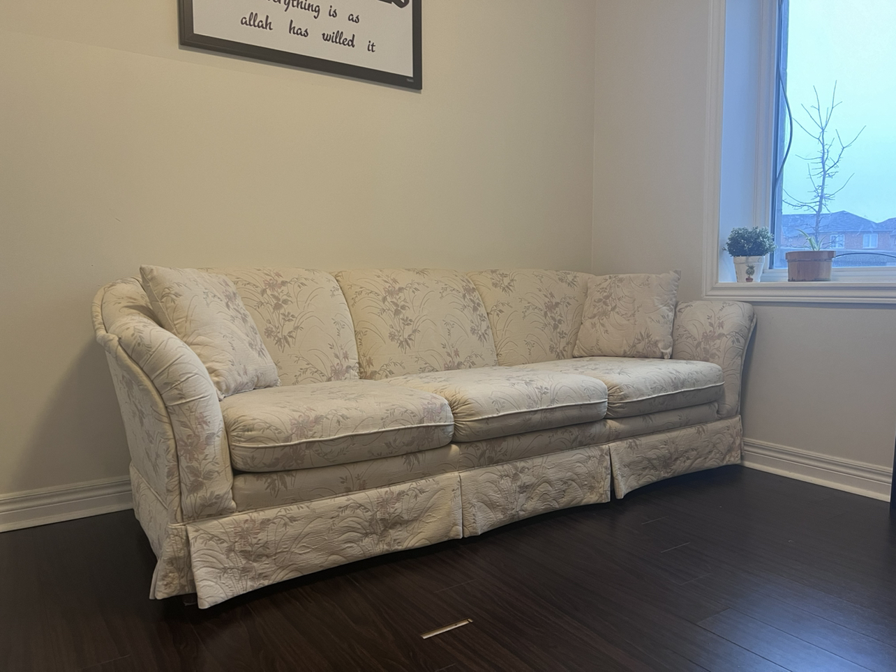 Beautiful 3 seater couch image indicator(4)