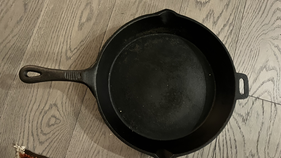 Cast iron pan