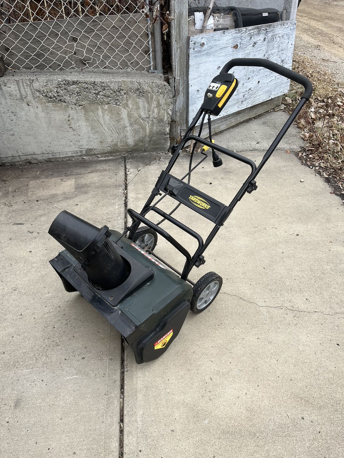 Yardworks electric snow blower 18” - photo 2
