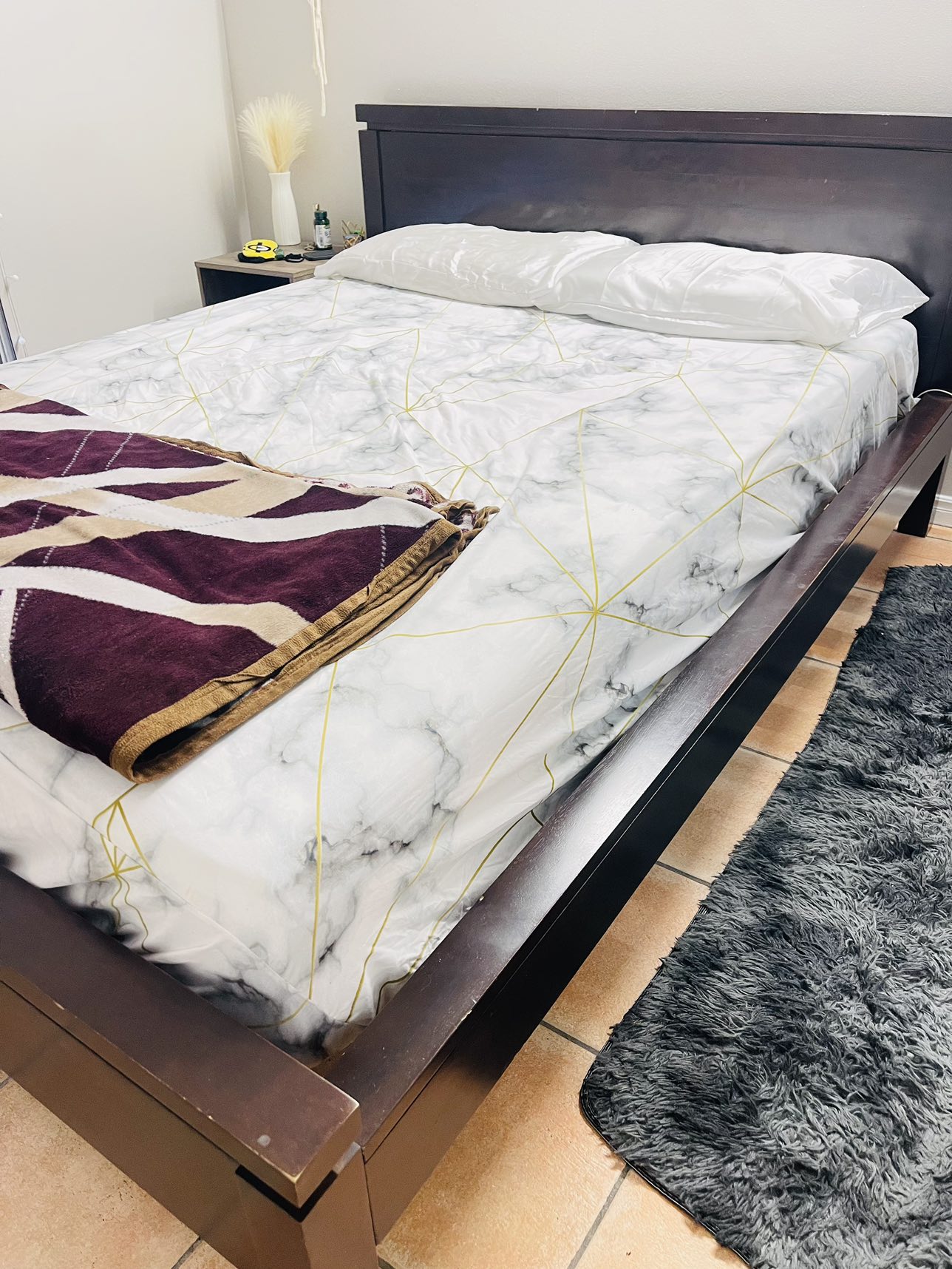 Queen bed frame - photo 2