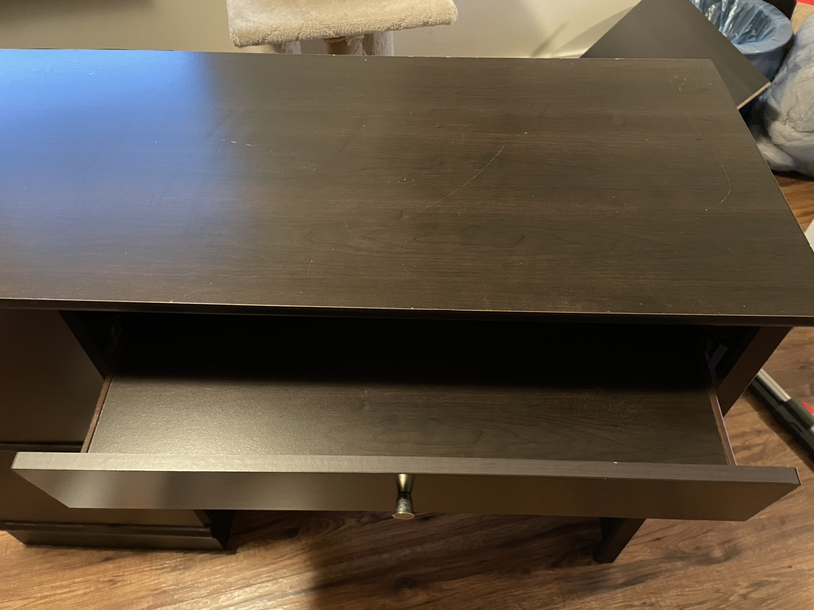 Desk - photo 2