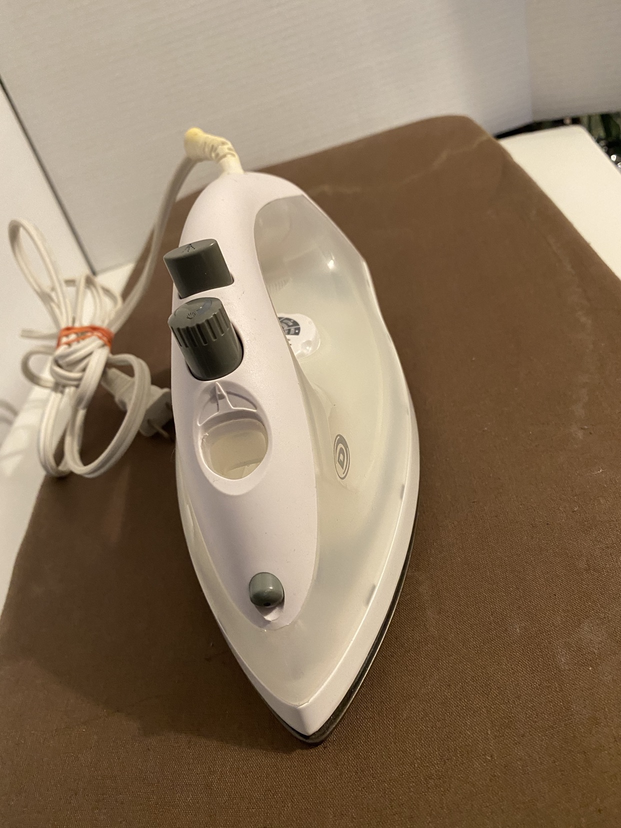 Durabrand Steam Iron TSK Automatic Turnoff Iron  Folding Board image indicator(4)