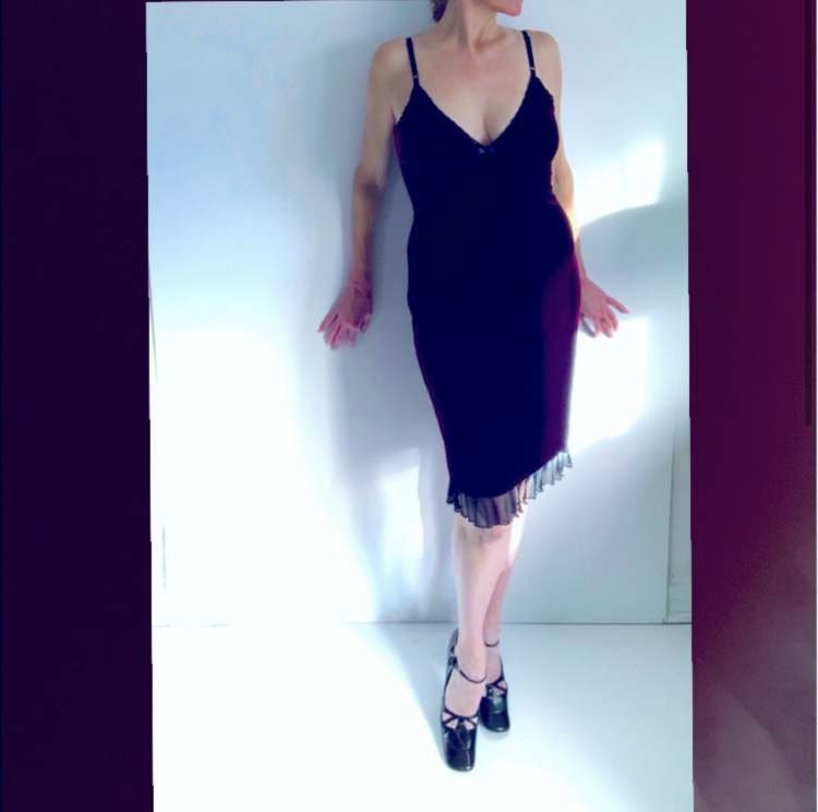 Perfect UNWORN Velvety Burgundy/Bordeaux Colour Party Dress image indicator(2)