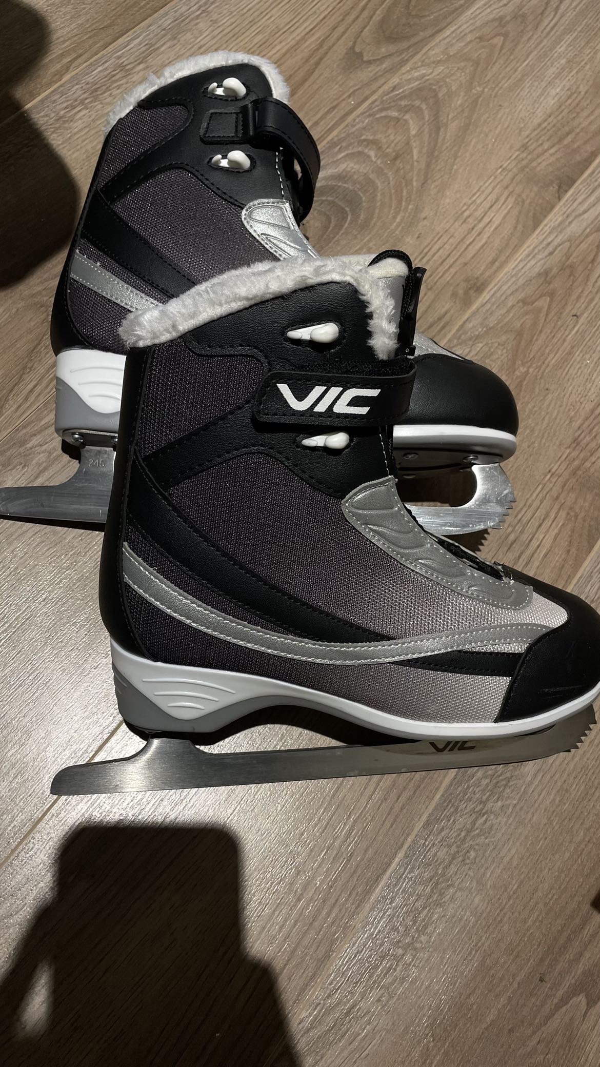 Ice skates size 7 fits like 7.5