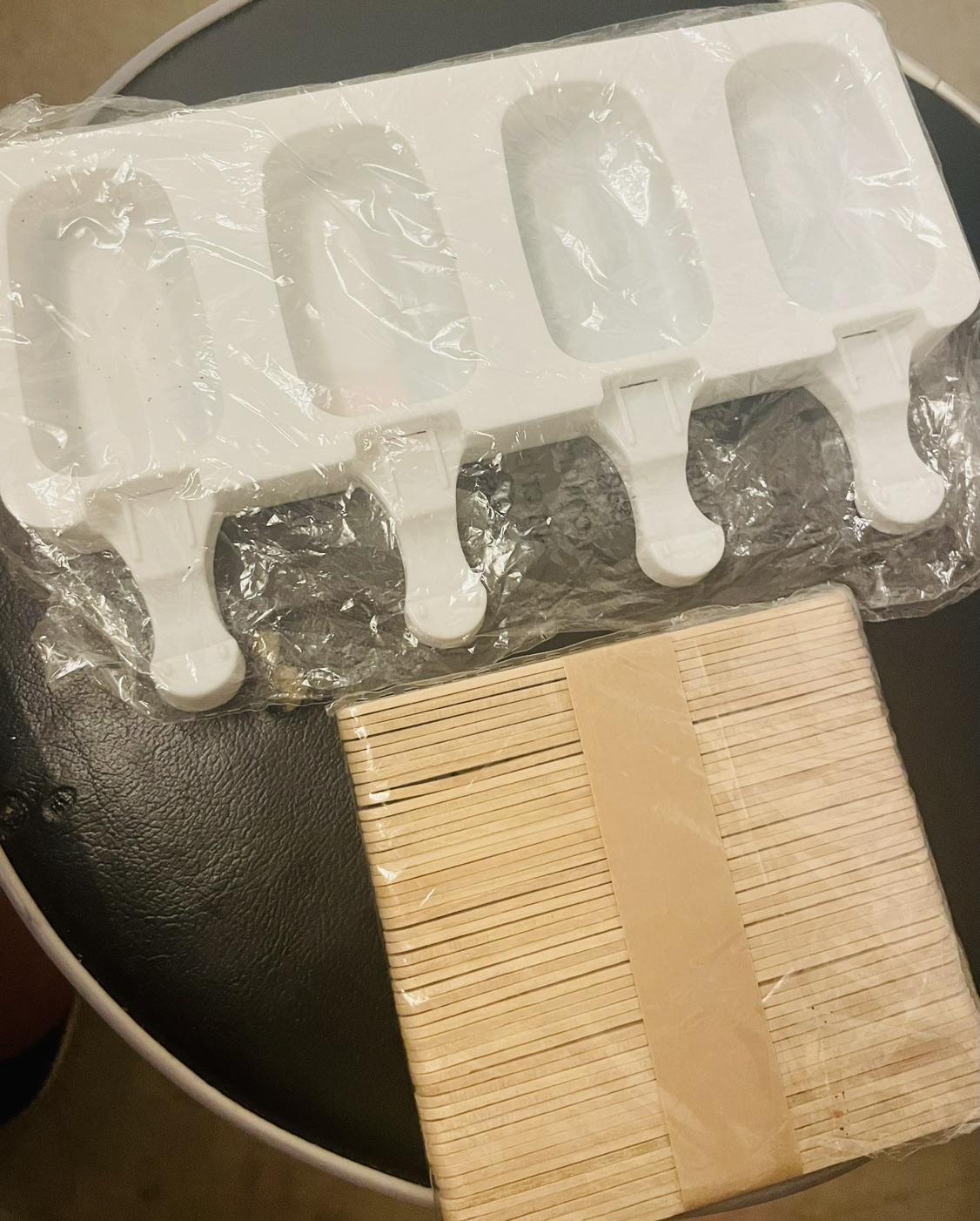 A set of 4popsicle makers, incl. sticks #Freecycle image indicator(2)