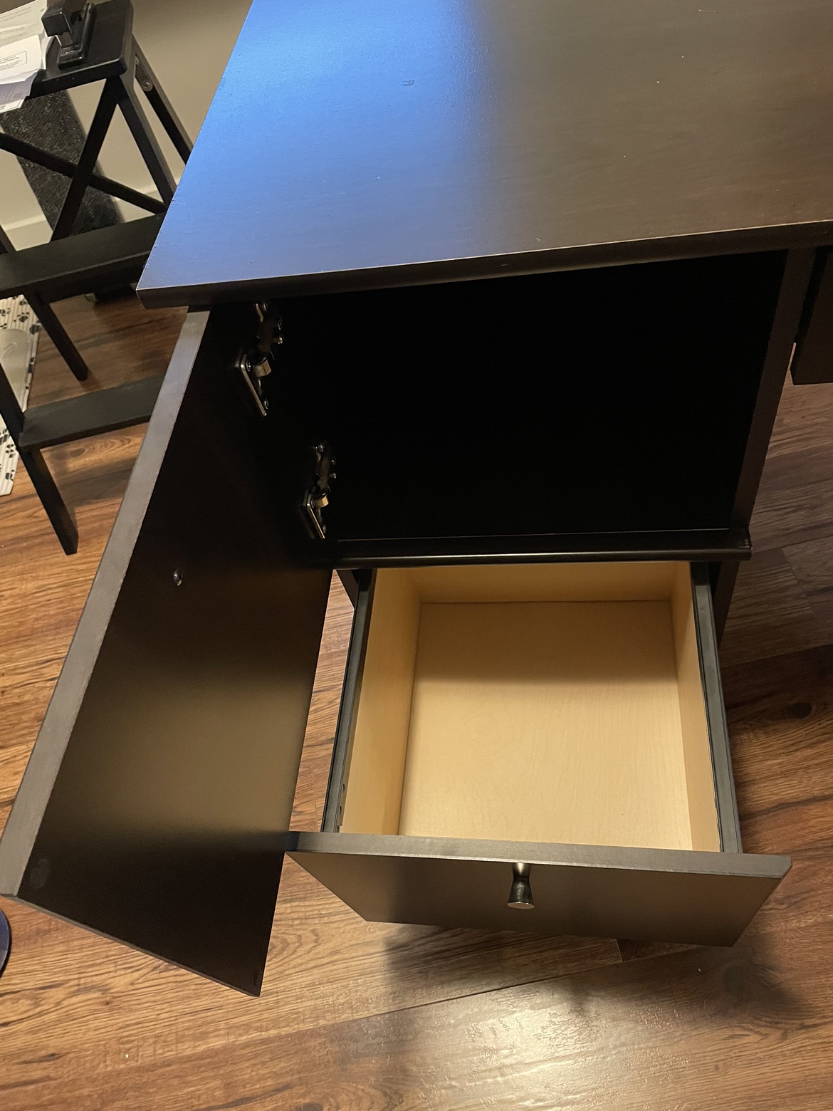 Desk - photo 5