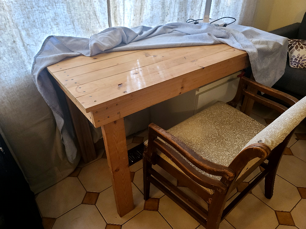 wood table with a chair image indicator(2)