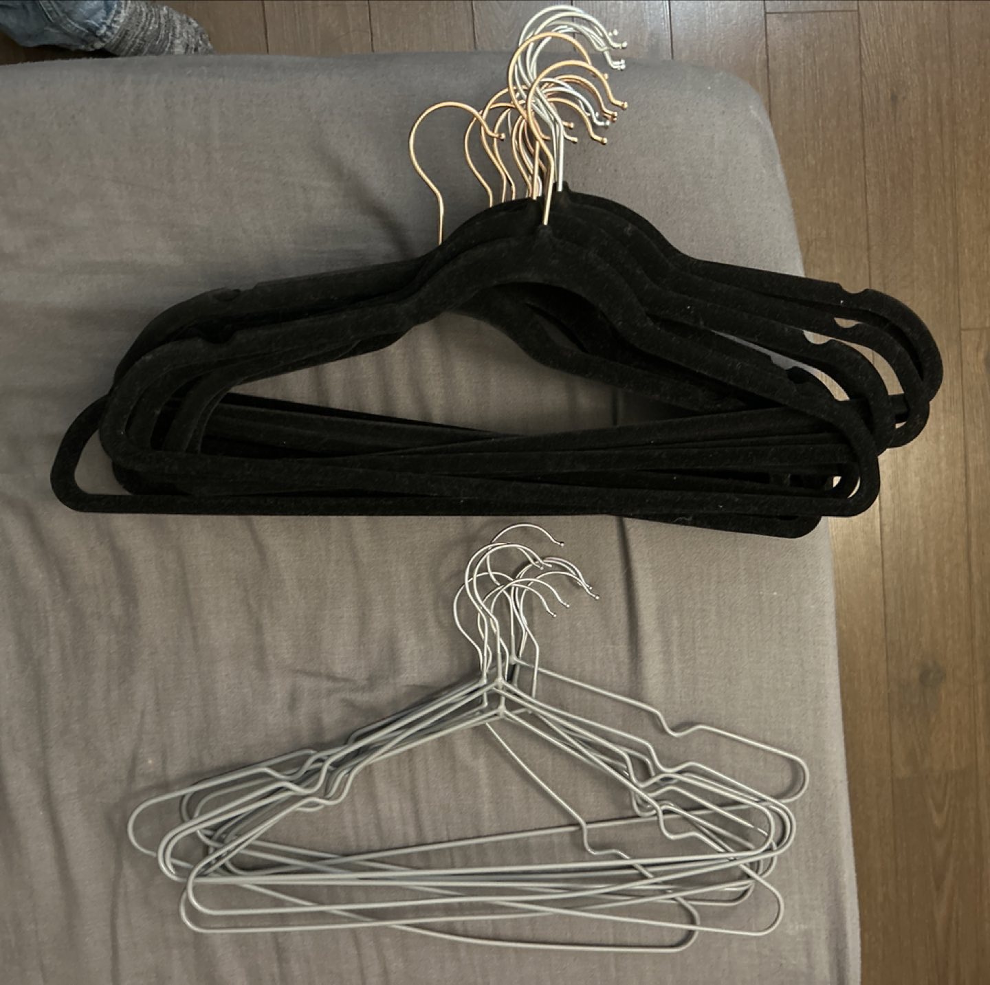 26 Assorted hangers - photo 2