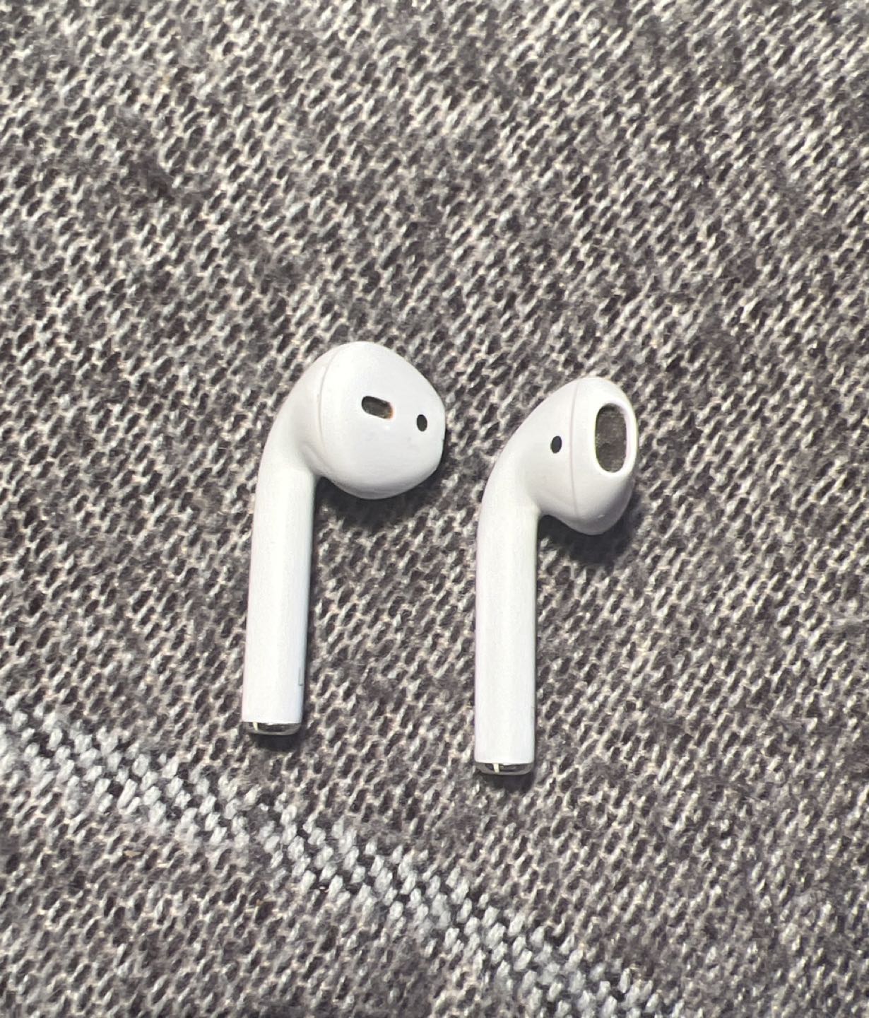 AirPods (second gen) with charging case - photo 2