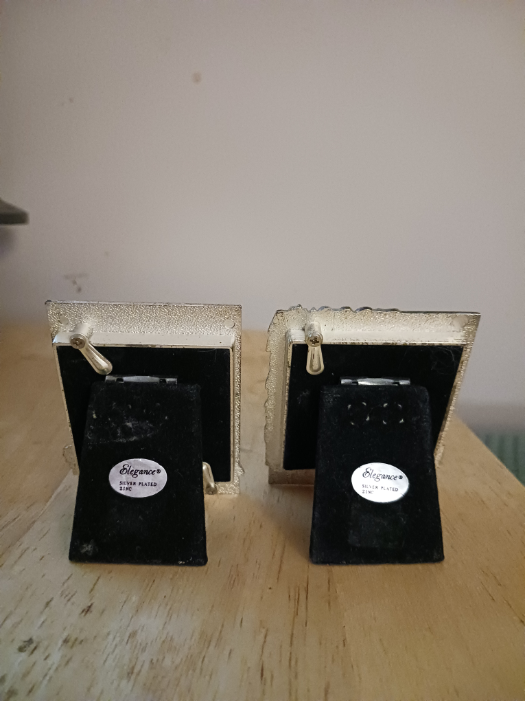 Charming pair of tiny cat picture frames #SellingSpree image indicator(3)