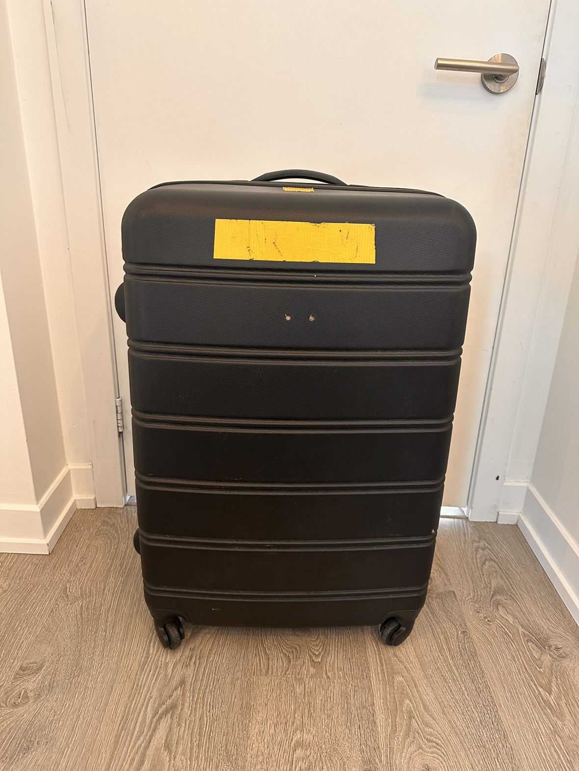 Free luggage suitcase - one wheel does not spin thumbnail