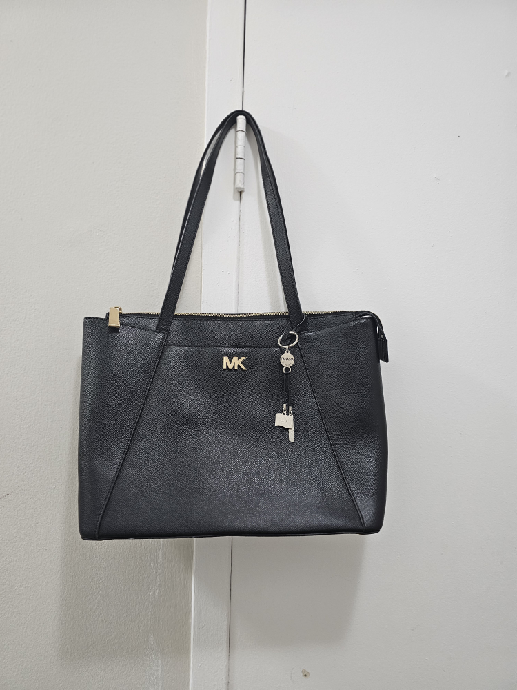 Michael Kors hand bag image indicator(2)