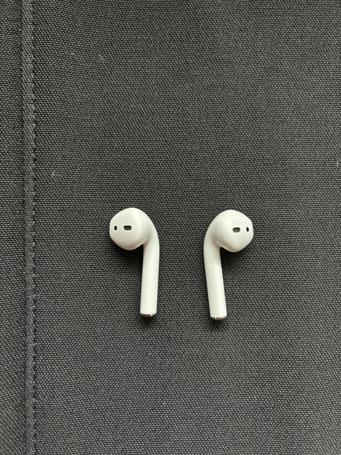 Apple AirPods 2nd generation in box #SellingSpree image indicator(2)