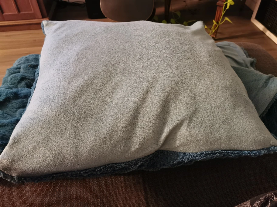 2 pillowcases and a throw blanket set image indicator(3)