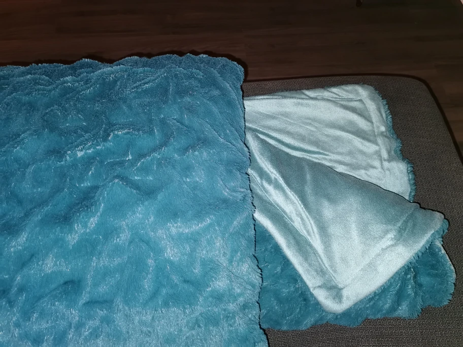 2 pillowcases and a throw blanket set image indicator(5)
