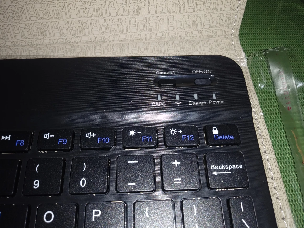 NEW!   10.1 inch Magnetic Case and Keyboard image indicator(7)