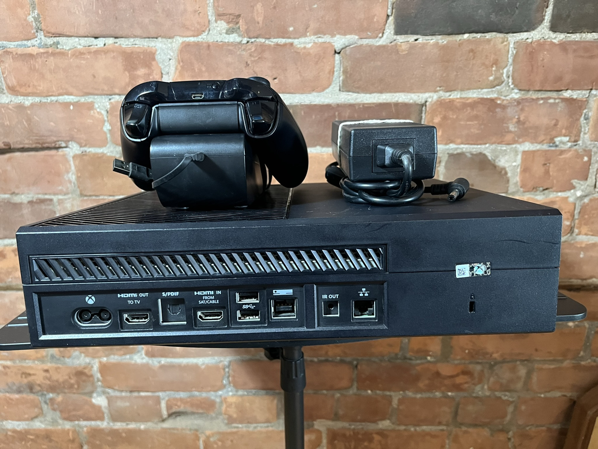 XBOX ONE CONSOLE 1 TB image indicator(2)