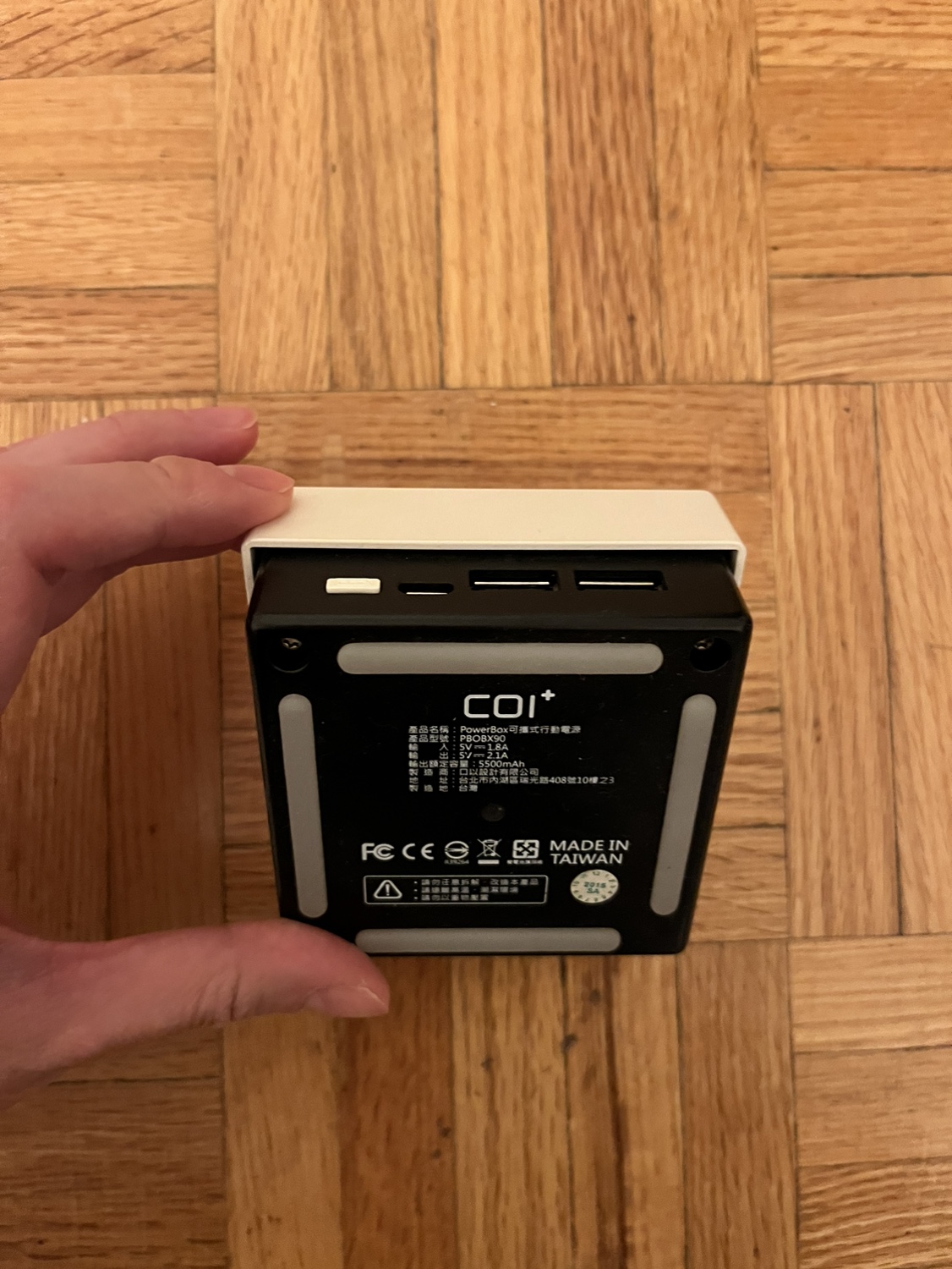 Portable battery charger for travelling thumbnail