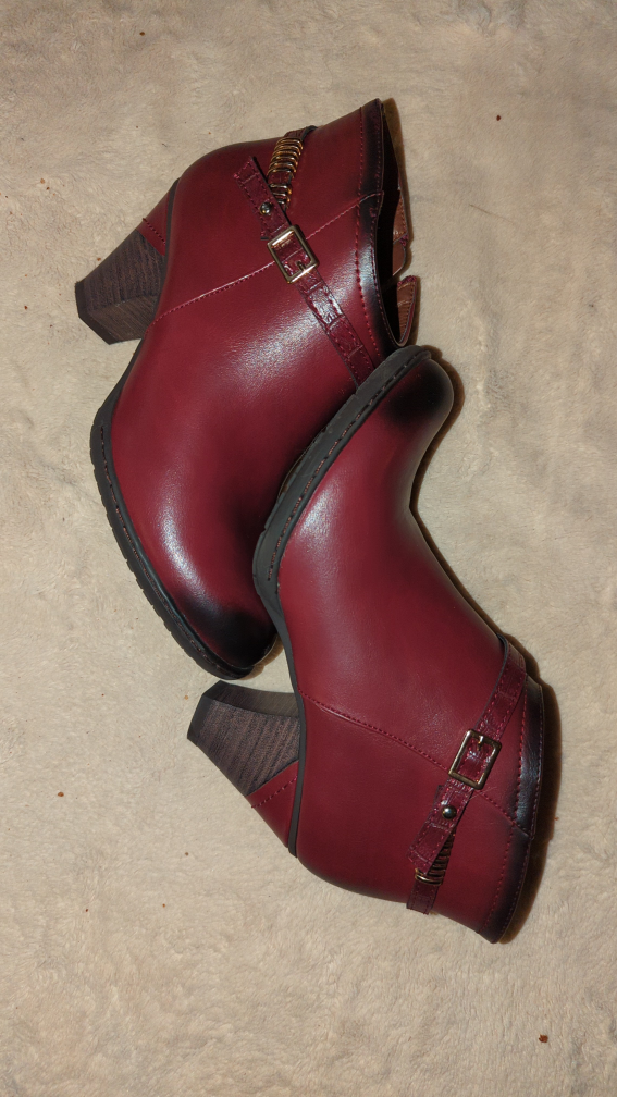 woman's low-cut burgundy boots - photo 3