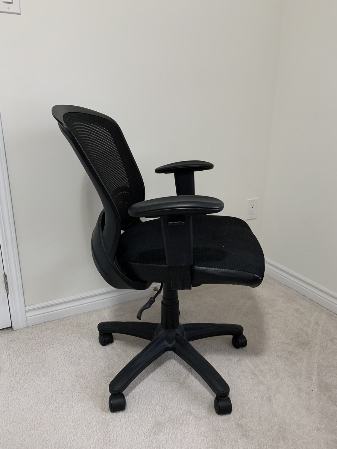 Office chair with ergonomic support - photo 3