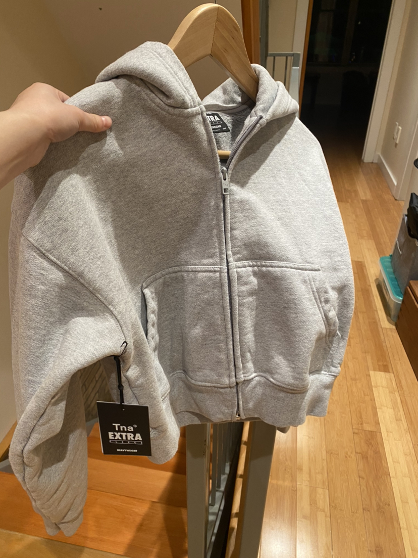 Last chance to get it cheap New with tags aritzia boxy hoodie - photo 2